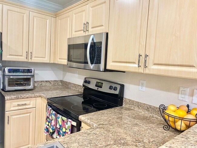 4935 SW 66th Terrace in Davie, FL - Building Photo - Building Photo
