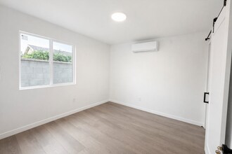 6907 Noble in Los Angeles, CA - Foto de edificio - Building Photo