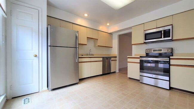 11131 Cedarwood Dr in Rockville, MD - Building Photo - Building Photo