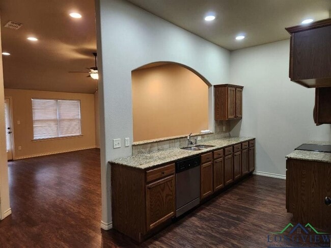 1205 H G Mosley Pkwy in Longview, TX - Building Photo - Building Photo