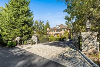 2 Heathcote Dr in Mt Kisco, NY - Building Photo - Building Photo