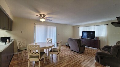 415 NW 39th Rd, Unit E in Gainesville, FL - Building Photo - Building Photo