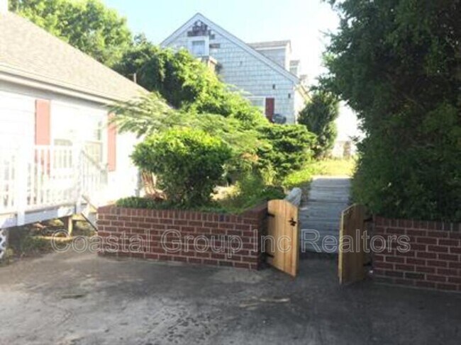 700 W Ocean View Ave in Norfolk, VA - Building Photo - Building Photo