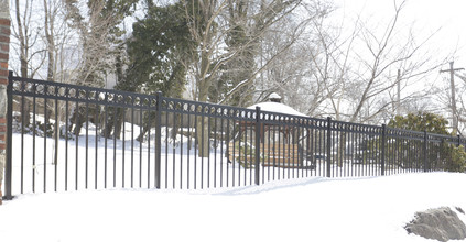 10 Oakridge Pl in Eastchester, NY - Foto de edificio - Building Photo