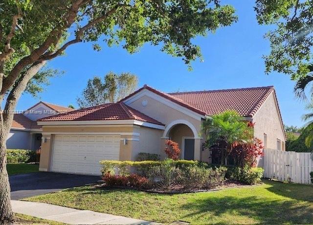 747 Sand Creek Cir in Weston, FL - Foto de edificio