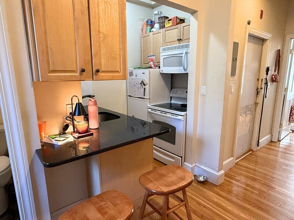 97 W Cedar St in Boston, MA - Building Photo