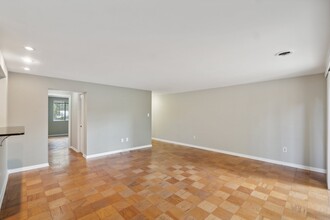 10400 Rockville Pike, Unit 202 in North Bethesda, MD - Building Photo - Building Photo