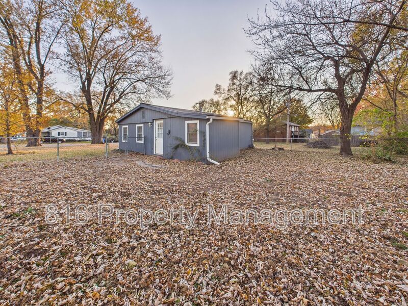 126 S Village Terrace in Tonganoxie, KS - Building Photo