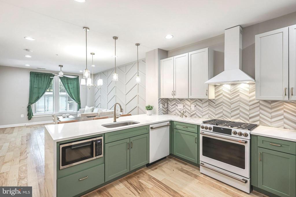 2205 Richmond Hwy in Alexandria, VA - Building Photo