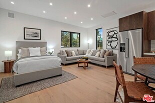 2352 Riverside Dr in Los Angeles, CA - Building Photo