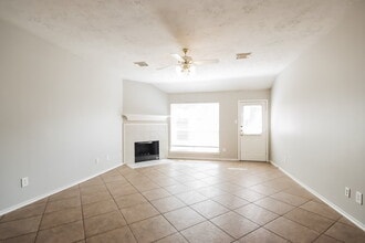 5506 Timbers Quail Dr, Unit 481-201 in Humble, TX - Building Photo - Building Photo