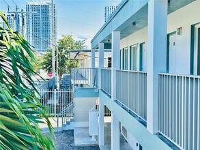 1541 NW 1st Pl in Miami, FL - Foto de edificio - Building Photo