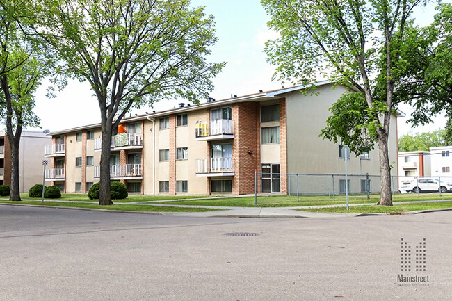 NAITside Court III Apartments in Edmonton, AB - Building Photo - Building Photo