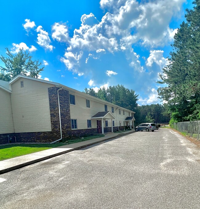 Edgewood Manor in Minocqua, WI - Foto de edificio - Building Photo