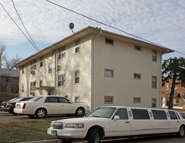 800 Dodd Road in West St. Paul, MN - Foto de edificio - Building Photo