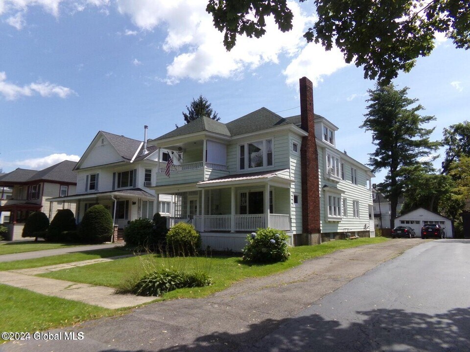 10 S Park Dr in Gloversville, NY - Building Photo