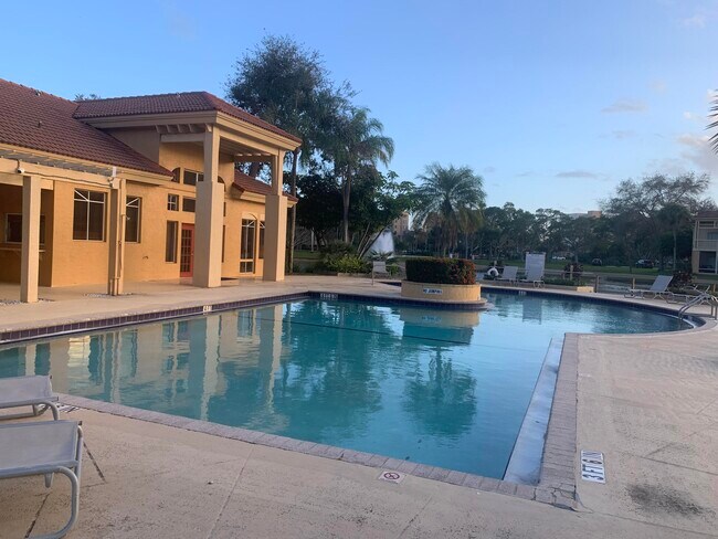 4823 Via Palm Lakes in West Palm Beach, FL - Building Photo - Building Photo