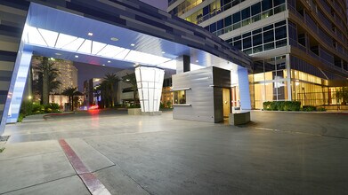 4565 Dean Martin Dr in Las Vegas, NV - Building Photo - Building Photo