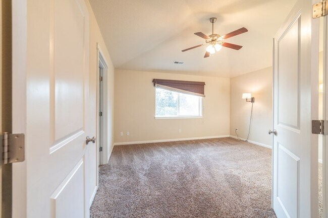 61517 Tall Tree Ct in Bend, OR - Building Photo - Building Photo