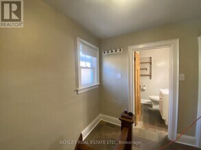 33 Lorindale Ave in Toronto, ON - Building Photo - Building Photo