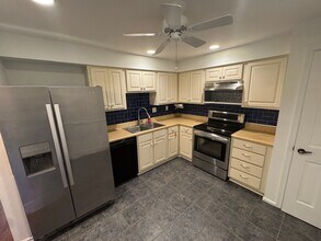 974 Claytonbrook Dr in Ballwin, MO - Building Photo - Building Photo