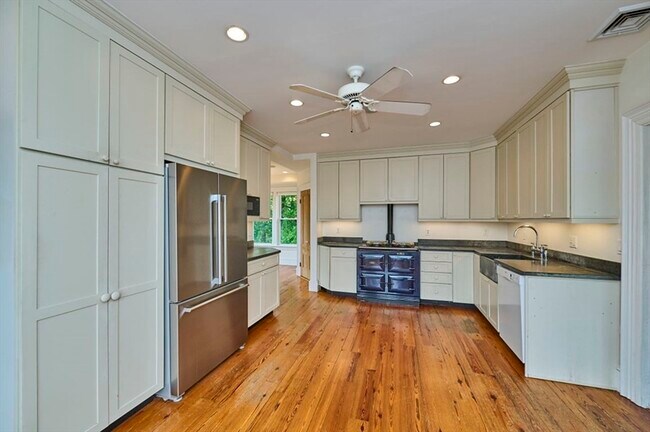 16 Indiana Terrace in Newton, MA - Building Photo - Building Photo
