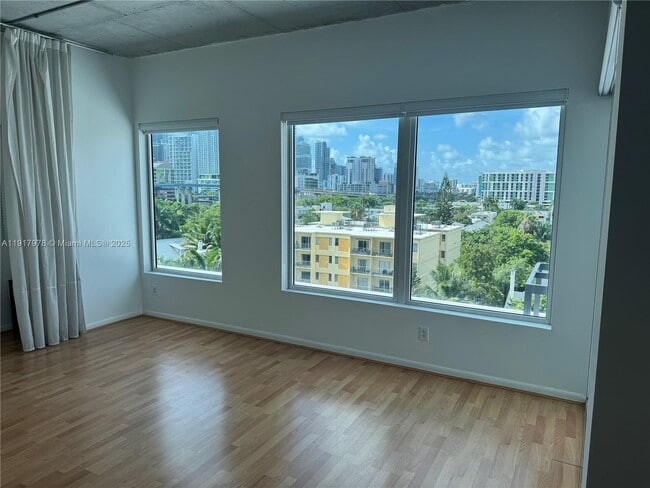 10 SW South River Dr, Unit 712 in Miami, FL - Foto de edificio - Building Photo