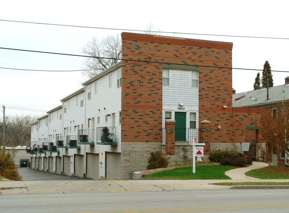 7850 W Harwood Ave in Milwaukee, WI - Foto de edificio