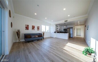 3061 W 12th Pl in Los Angeles, CA - Building Photo - Building Photo