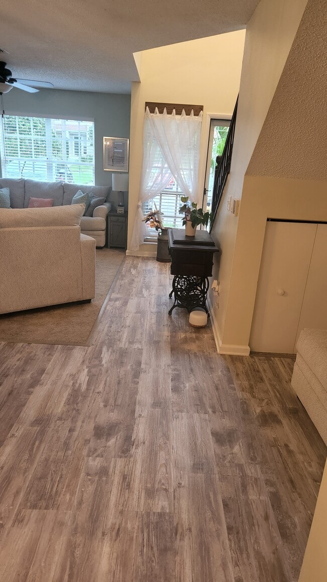 2106 Clover Hill Rd in Palm Harbor, FL - Foto de edificio - Building Photo