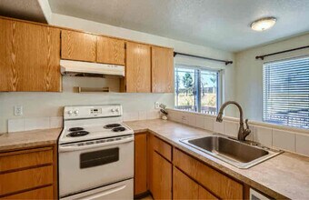 9222 NE Hassalo St in Portland, OR - Building Photo - Building Photo