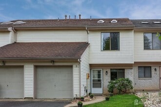 9 Homestead Dr in Matawan, NJ - Foto de edificio - Building Photo