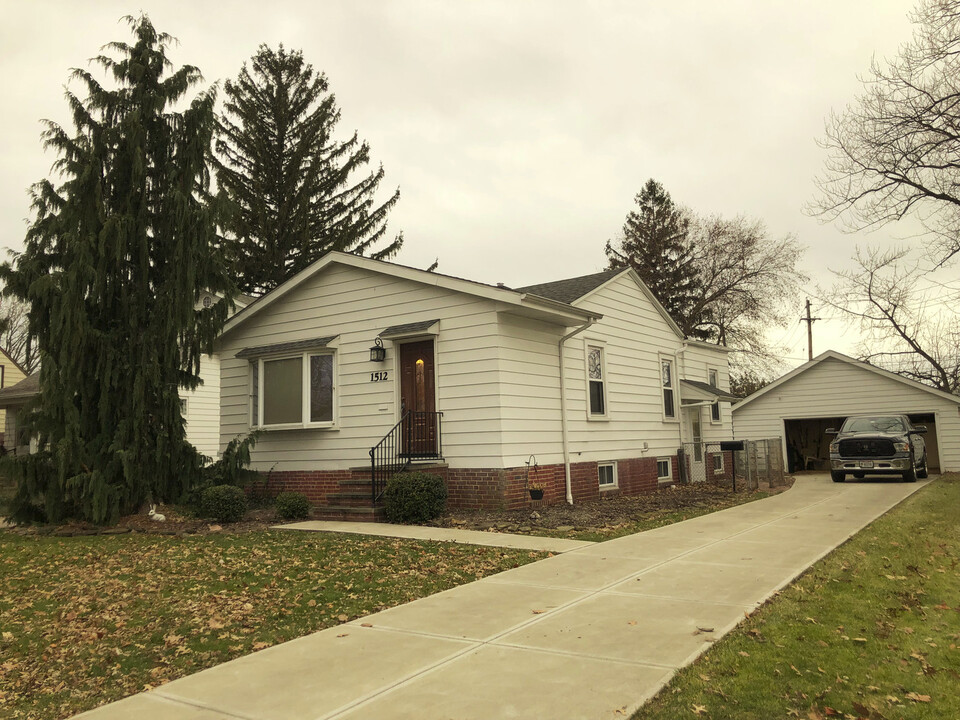 1512 Crestwood Rd in Mayfield Heights, OH - Building Photo