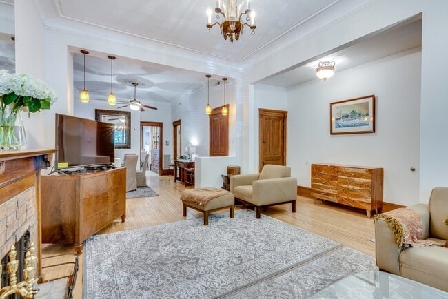 921 W Newport Ave, Unit J02P