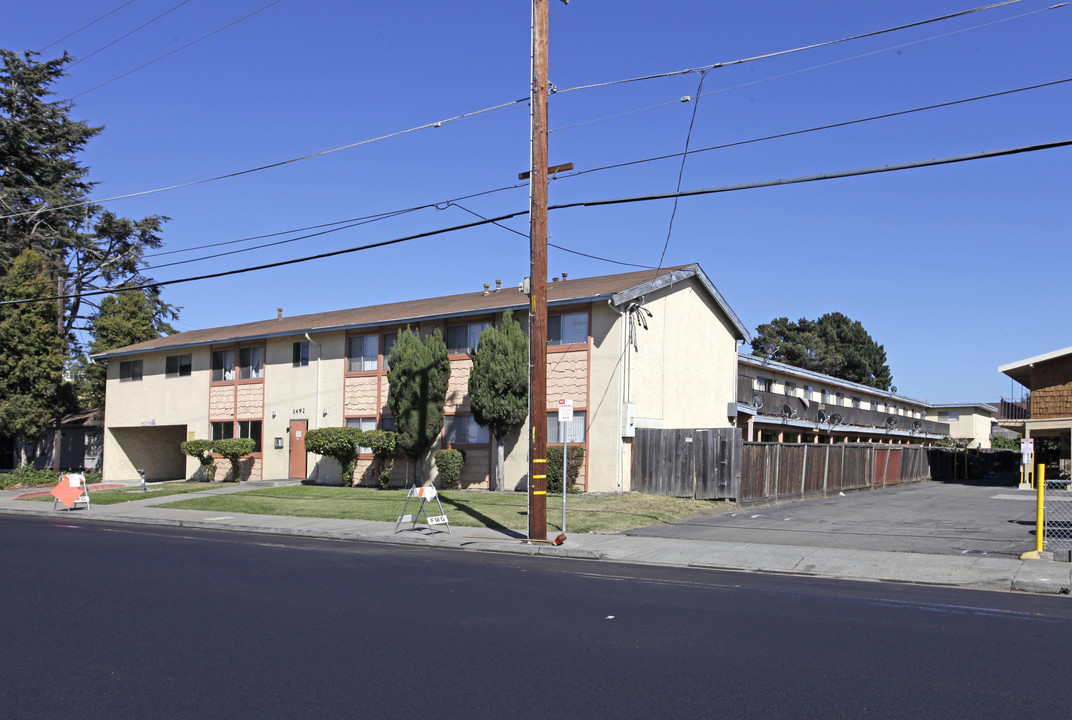 Columbus Manor Apartments in San Leandro, CA - Building Photo