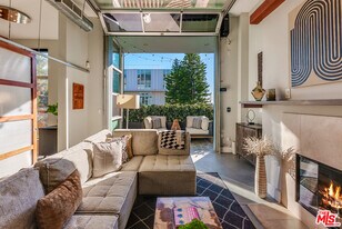 1152 N La Cienega Blvd in West Hollywood, CA - Building Photo