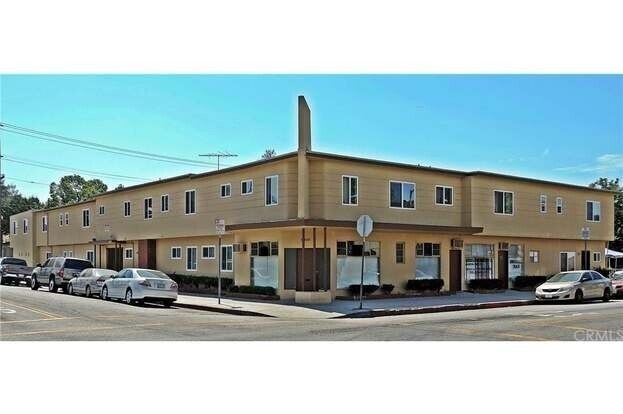 2700 Clarendon Ave in Huntington Park, CA - Foto de edificio