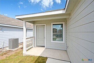 3748 Axis Hl St in New Braunfels, TX - Foto de edificio - Building Photo