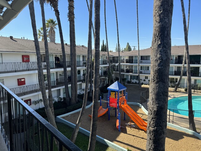 Oasis Apartments in West Covina, CA - Foto de edificio - Building Photo