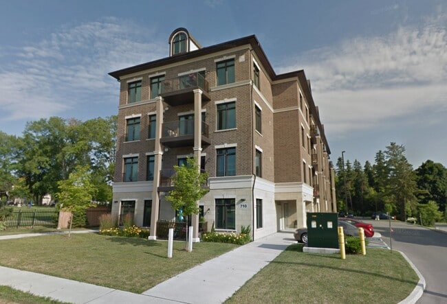 710 King St W in Oshawa, ON - Building Photo - Building Photo