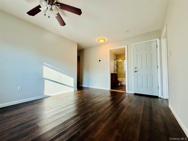 585 Tabor Pl in East Meadow, NY - Building Photo - Building Photo