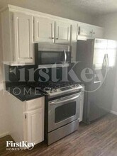 1049 Megan Ct in Sugar Hill, GA - Foto de edificio - Building Photo