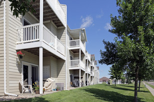 Lyncrest Apartment Homes in Sioux Falls, SD - Building Photo - Building Photo