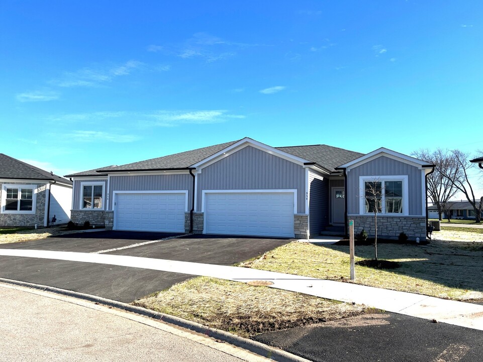 954 Partridge Cir in Marengo, IL - Foto de edificio