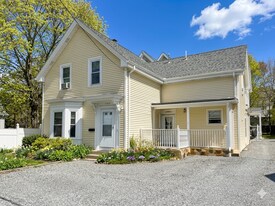 1084 Chestnut St, Unit 1084 Chestnut St in Newton, MA - Building Photo