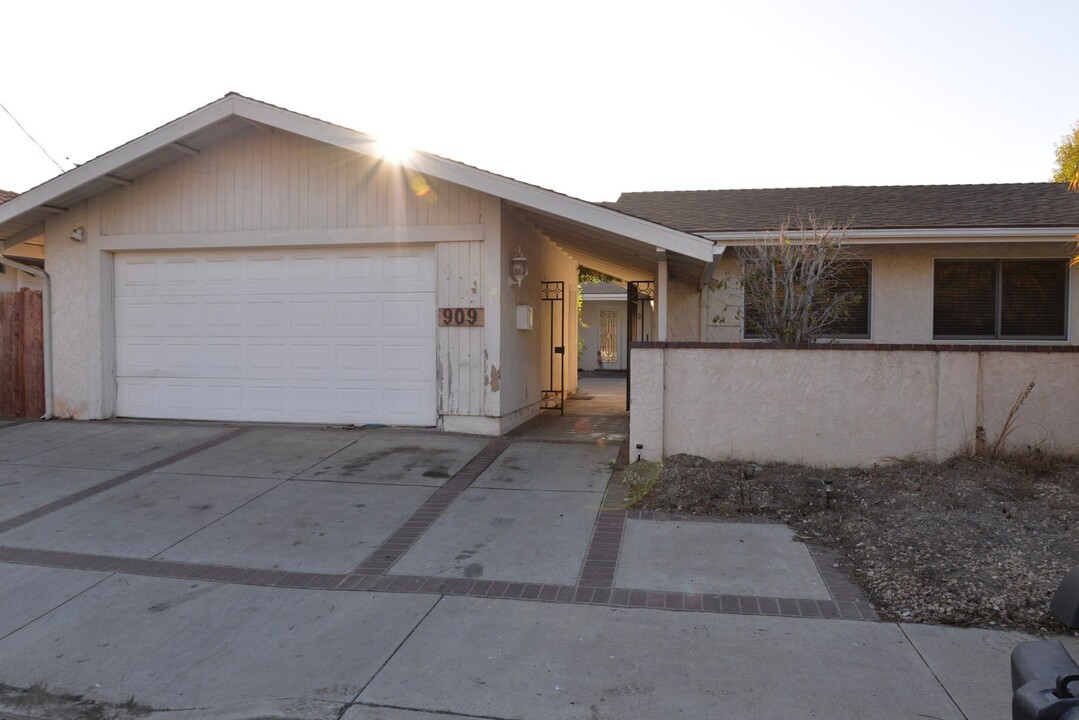 909 Avenida Presidio in San Clemente, CA - Building Photo