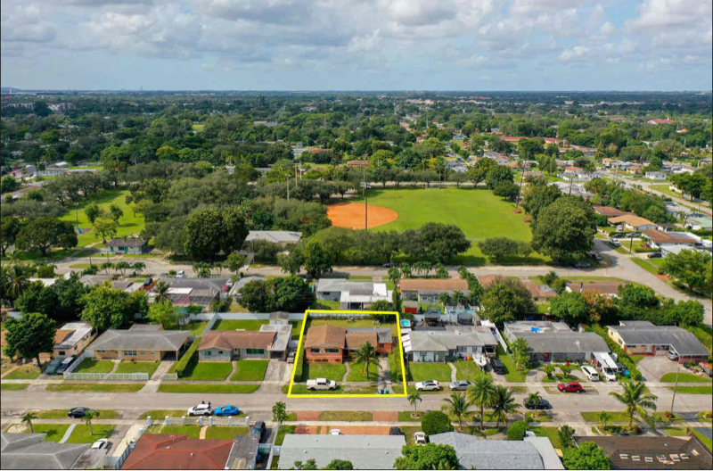 17800 NW 14th Pl in Miami, FL - Foto de edificio