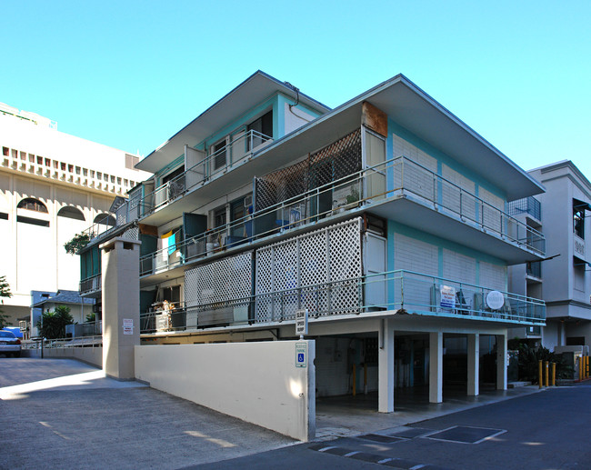 Waikolu Way Apartments in Honolulu, HI - Building Photo - Building Photo