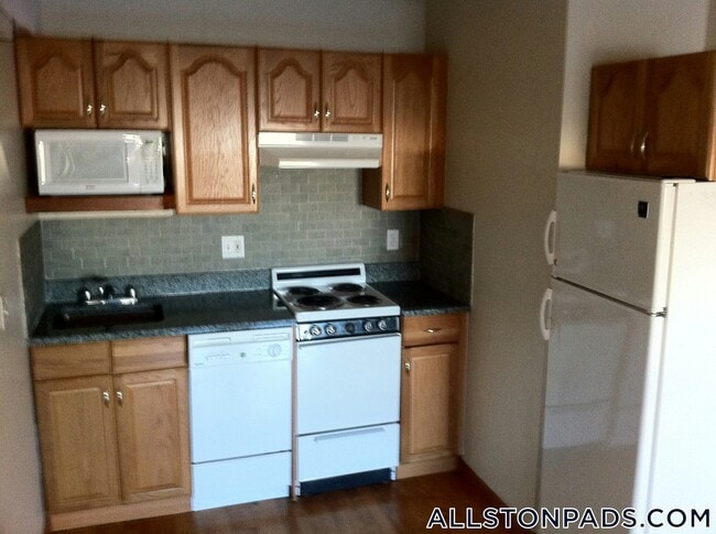 1110 Commonwealth Ave, Unit 302 in Boston, MA - Foto de edificio - Building Photo