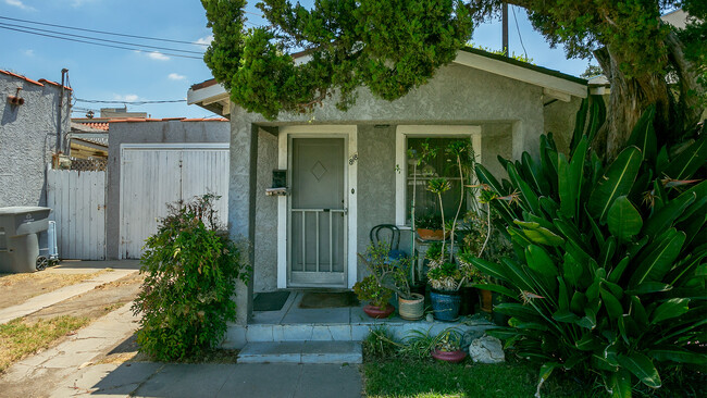 1352 E Garfield Ave in Glendale, CA - Building Photo - Building Photo